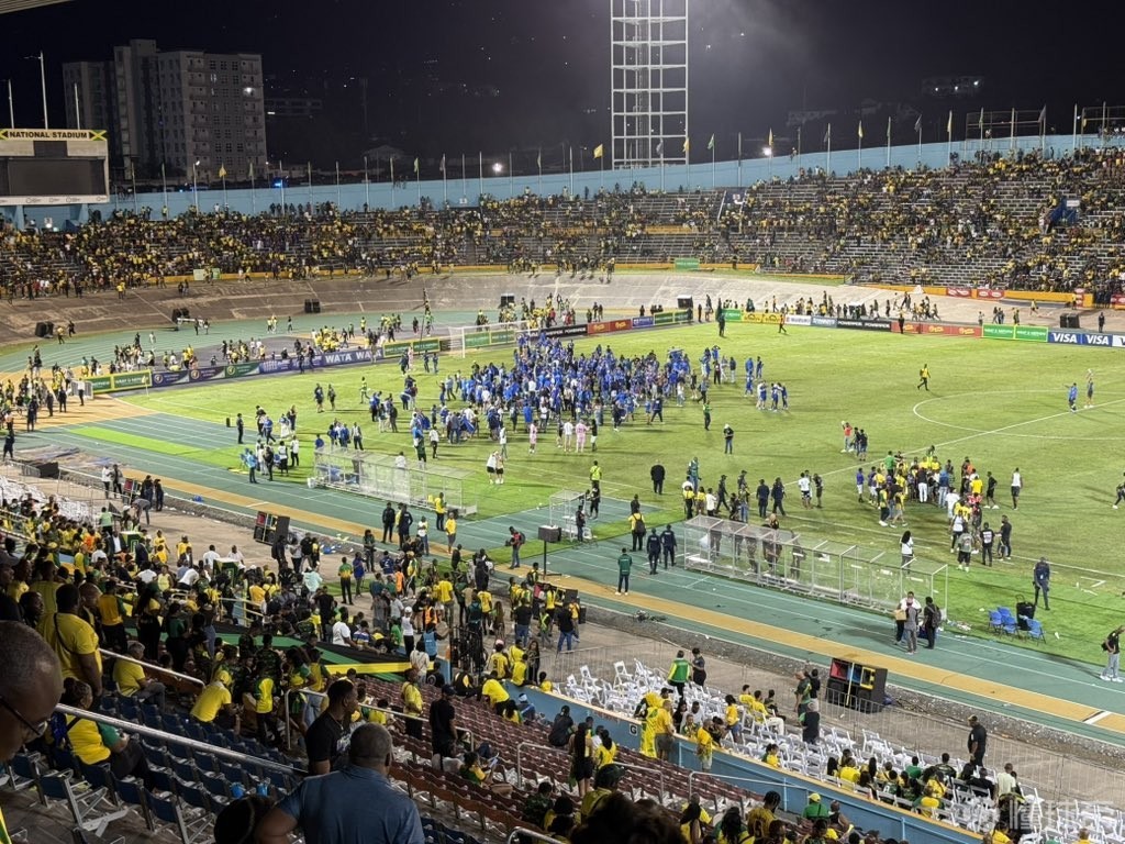 包含球队夺冠庆典，球迷齐聚一堂狂欢的词条